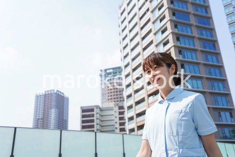 外を歩く看護師