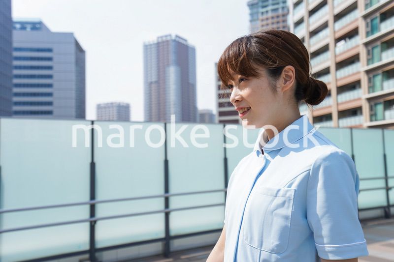 外を歩く看護師