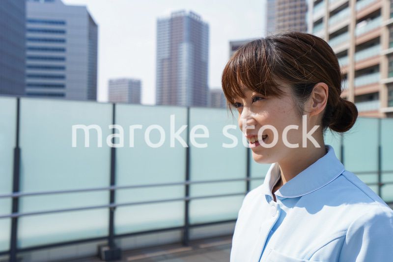 外を歩く看護師