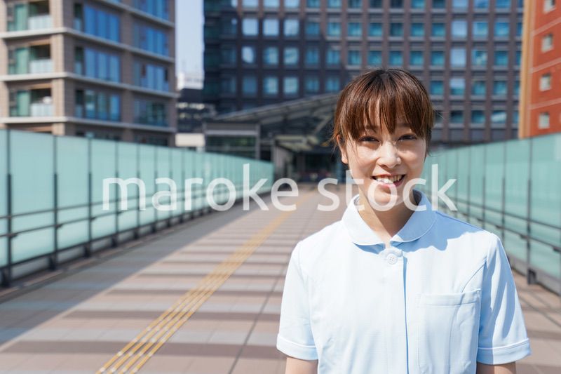 外を歩く看護師