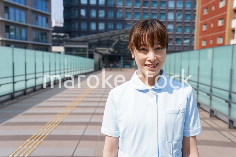 外を歩く看護師