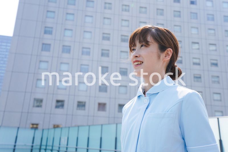 病院で休憩する看護師