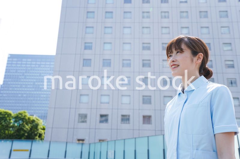 病院で休憩する看護師