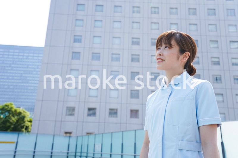 病院で休憩する看護師