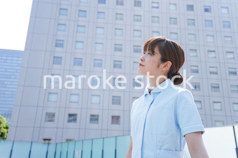 病院で休憩する看護師