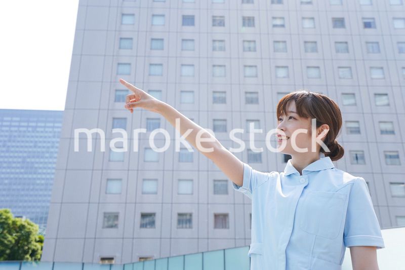指さす看護師