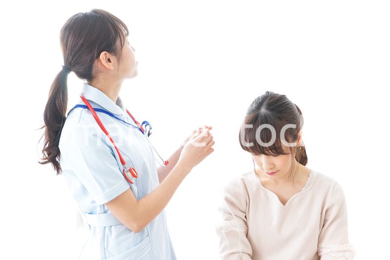 点滴をする女性と看護師