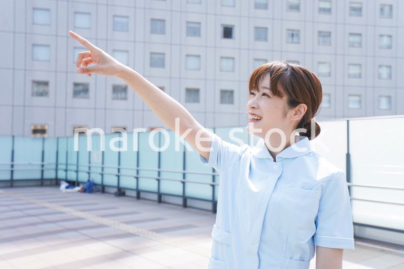 指さす看護師