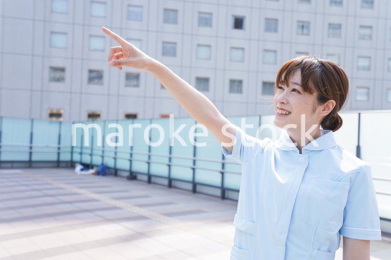 指さす看護師