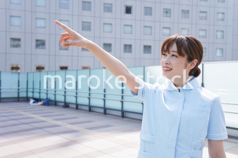 指さす看護師