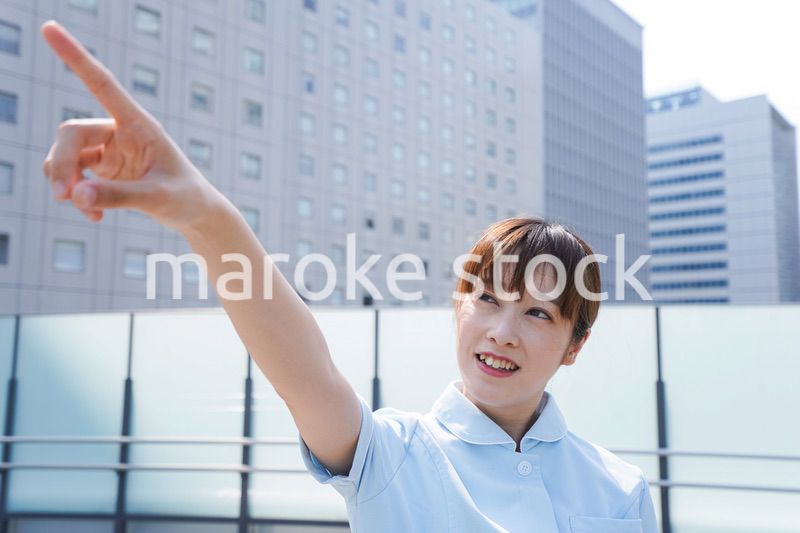 指さす看護師