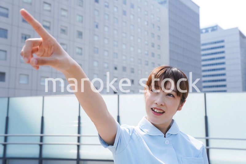 指さす看護師