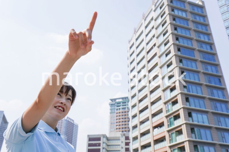 指さす看護師