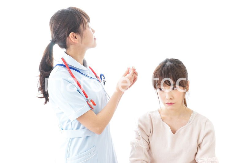 点滴をする女性と看護師