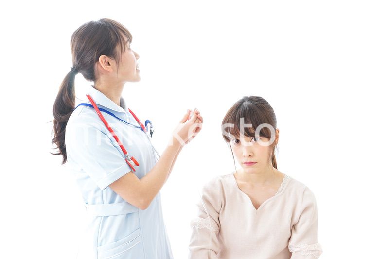 点滴をする女性と看護師