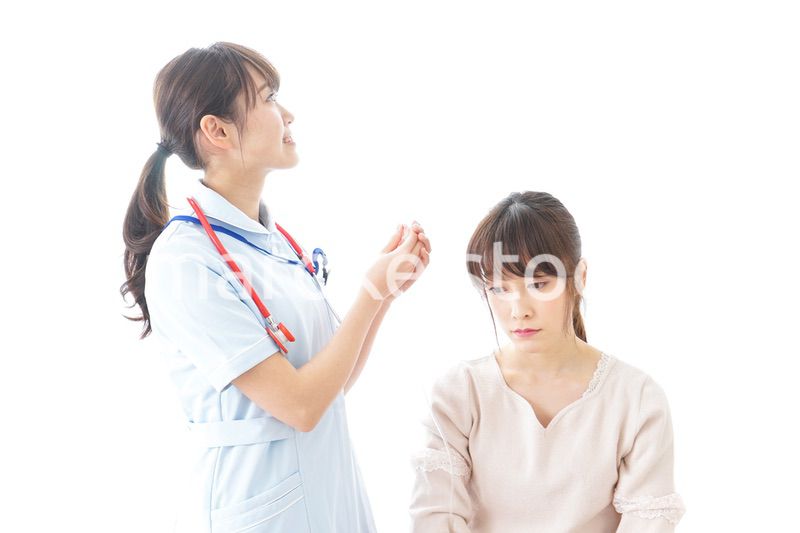 点滴をする女性と看護師