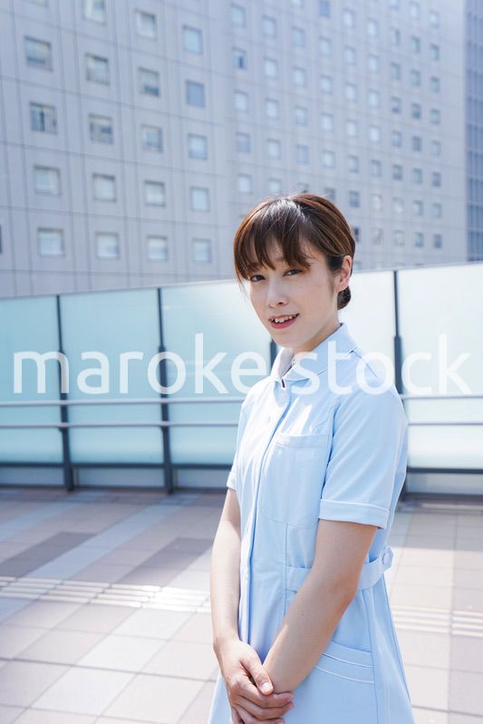 病院で休憩する看護師