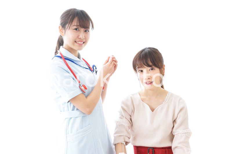点滴をする女性と看護師