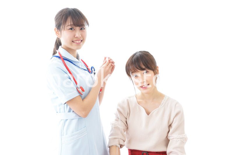 点滴をする女性と看護師