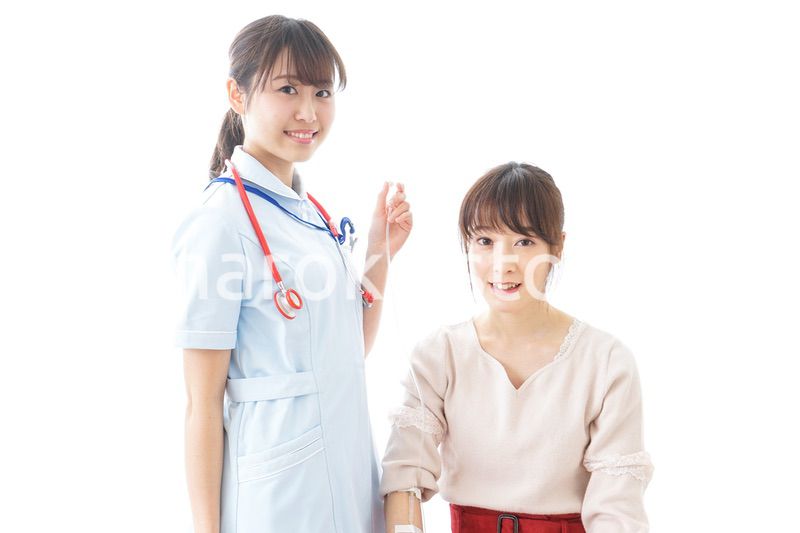 点滴をする女性と看護師