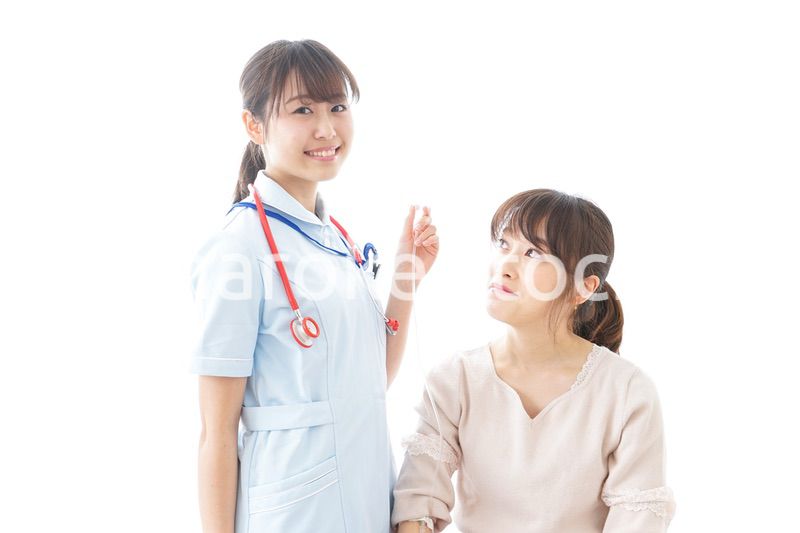 点滴をする女性と看護師