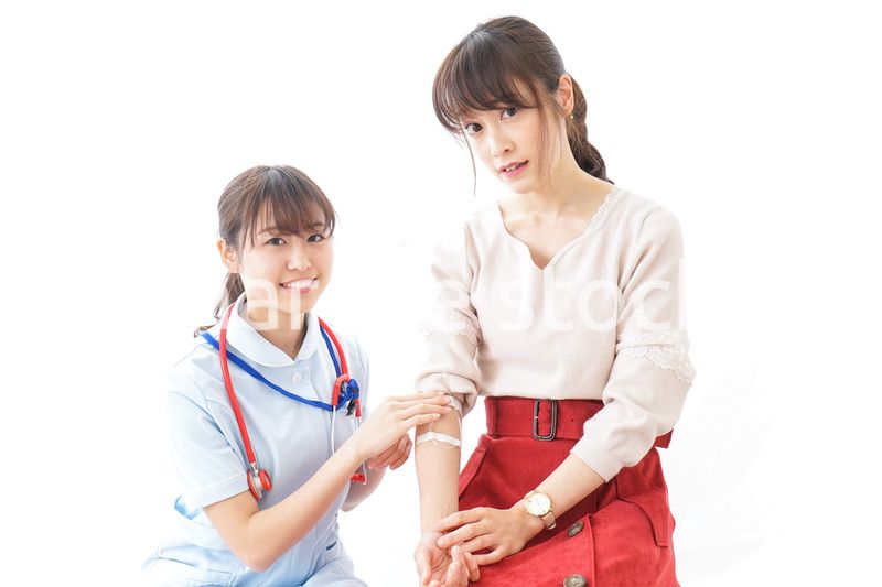 点滴をする女性と看護師