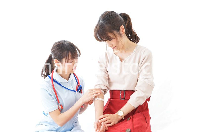 点滴をする女性と看護師