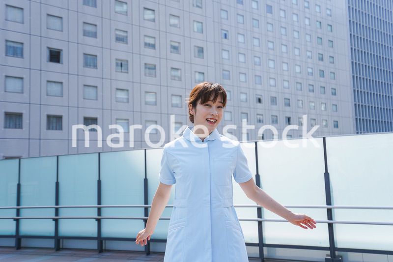 病院で休憩する看護師