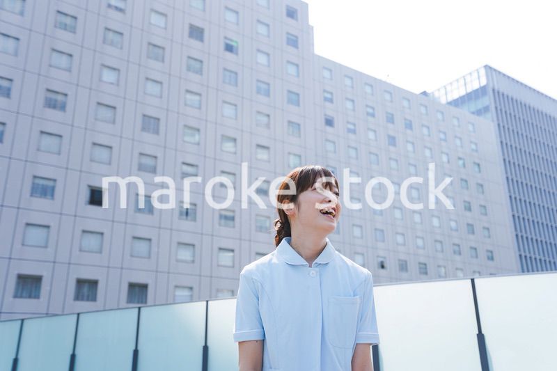 病院で休憩する看護師