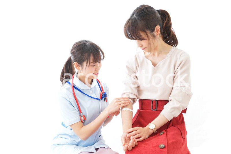 点滴をする女性と看護師