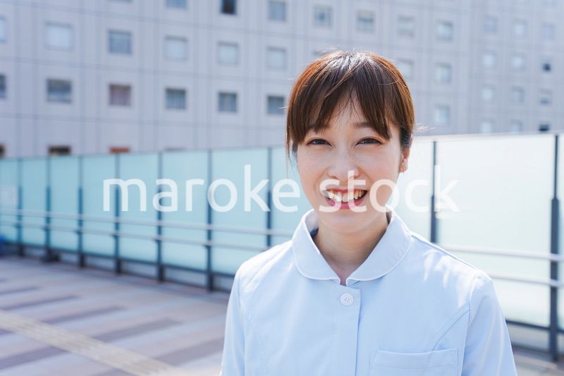 病院で休憩する看護師