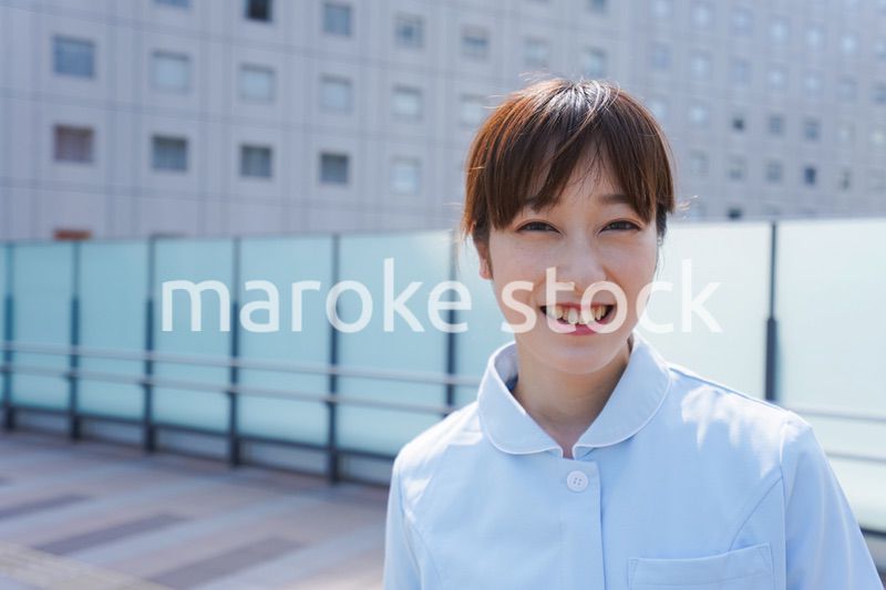 病院で休憩する看護師