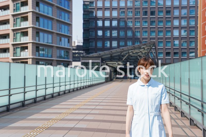 外を歩く看護師