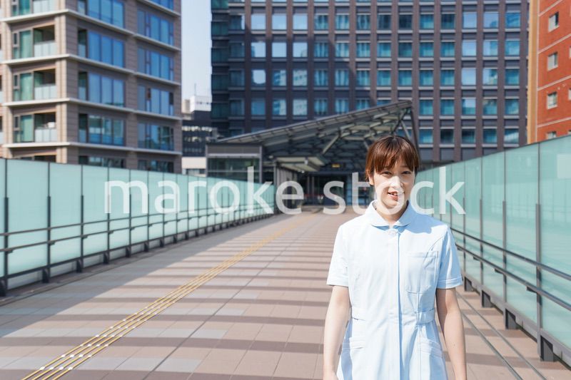 外を歩く看護師