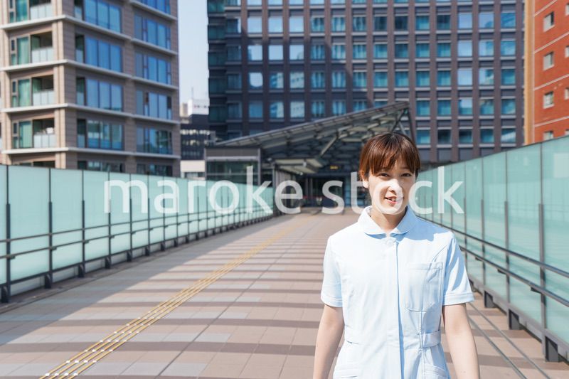 外を歩く看護師