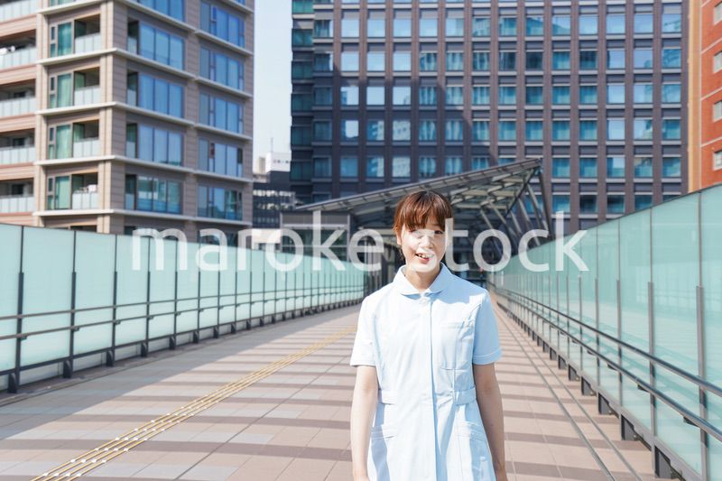 外を歩く看護師