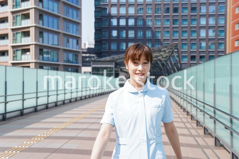 外を歩く看護師