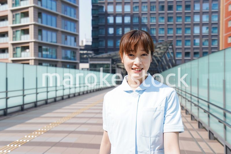 外を歩く看護師