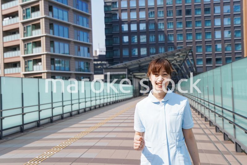 外を歩く看護師