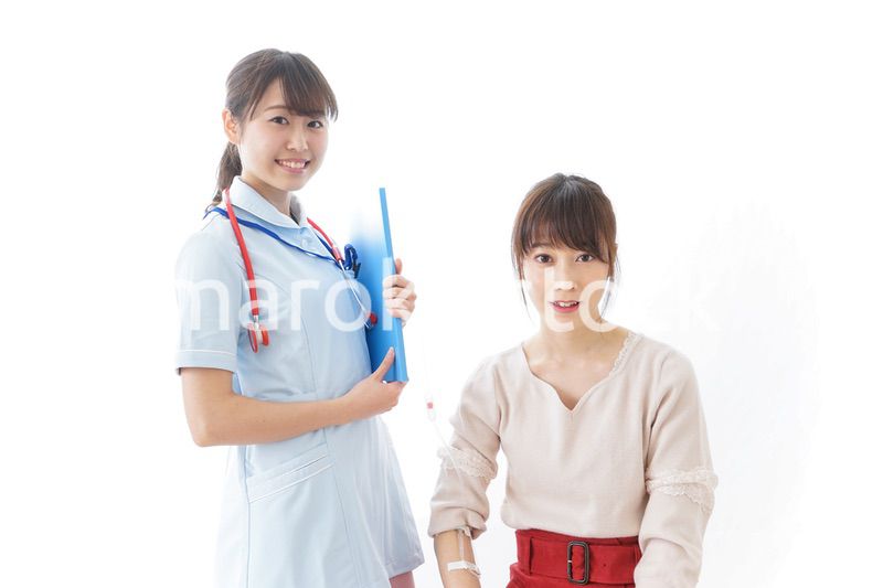 病気の治療をする女性