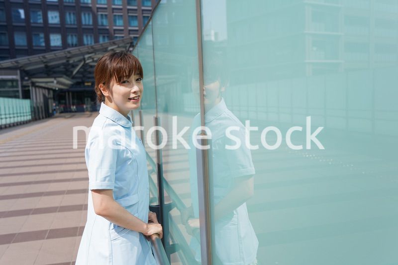 病院で休憩する看護師