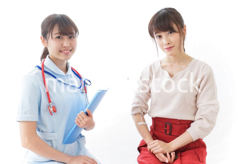 病気の治療をする女性