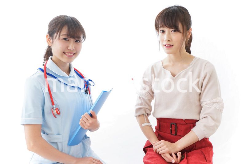 病気の治療をする女性