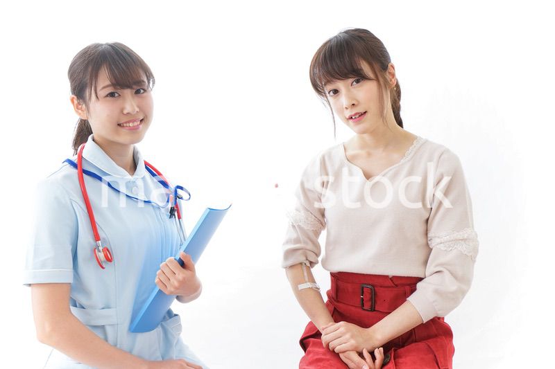 病気の治療をする女性