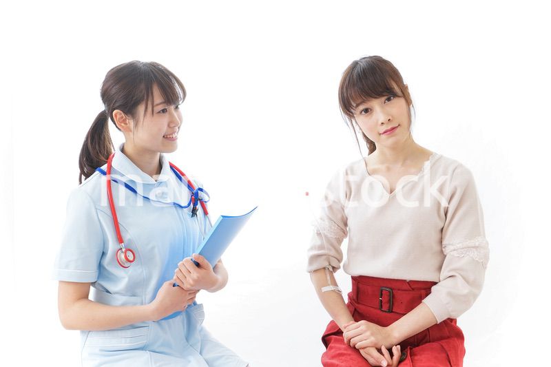 病気の治療をする女性