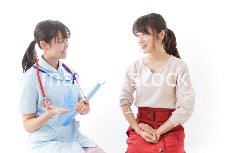 病気の治療をする女性