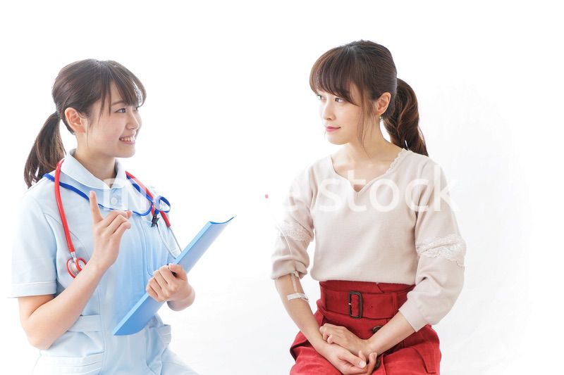 病気の治療をする女性