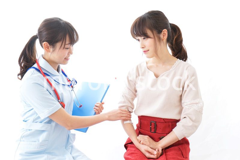 点滴をする女性と看護師