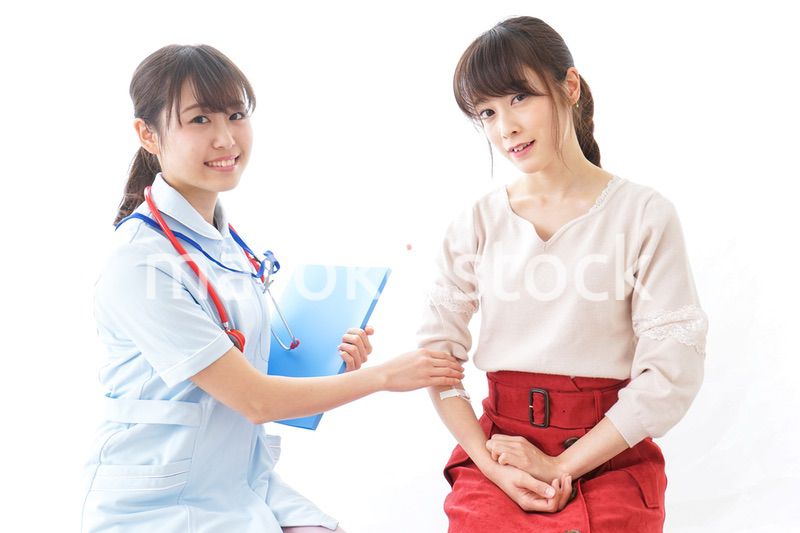 点滴をする女性と看護師