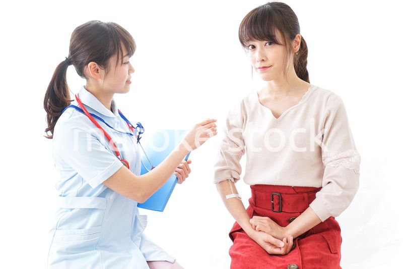 点滴をする女性と看護師